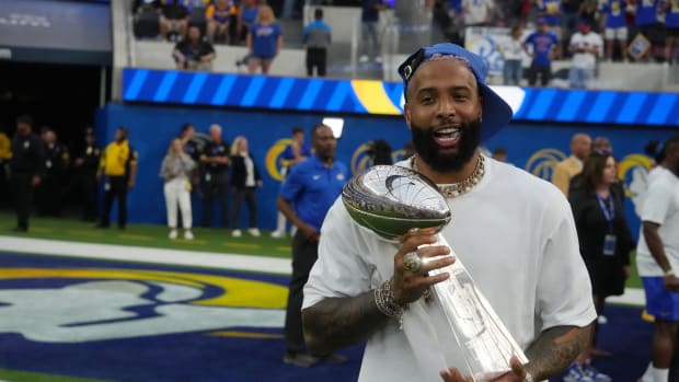 Odell Beckham Jr sosteniendo trofeo Vince Lombardi